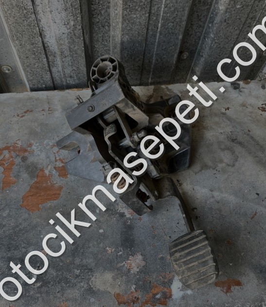 RENAULT TRAFİC DEBRİYAJ PEDALI 14017095