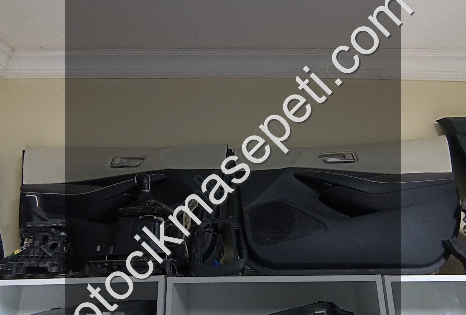 Corolla sağ arka kapı döşemesi bej