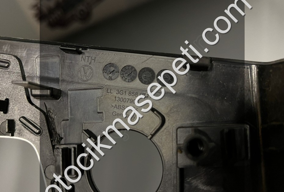 PASSAT B8 TEYP ÇERÇEVESİ ORJİNAL 3G1858071A