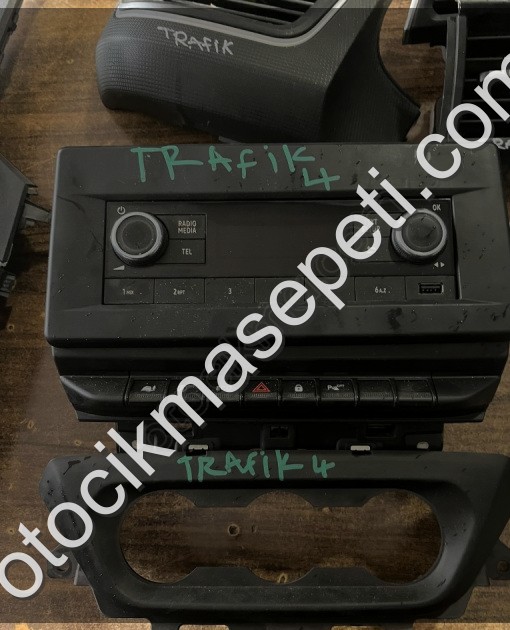 RENAULT TRAFİC 280215387R TEYP OTO FEDAİ