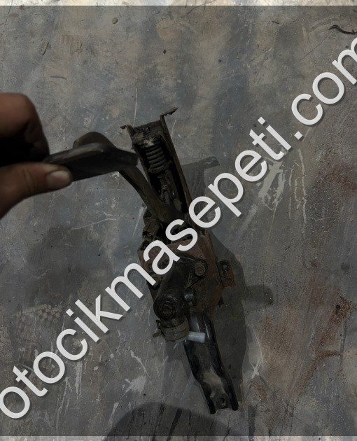 MİTSUBİSHİ FE 659 DEBRİYAJ PEDALI MERKEZİ