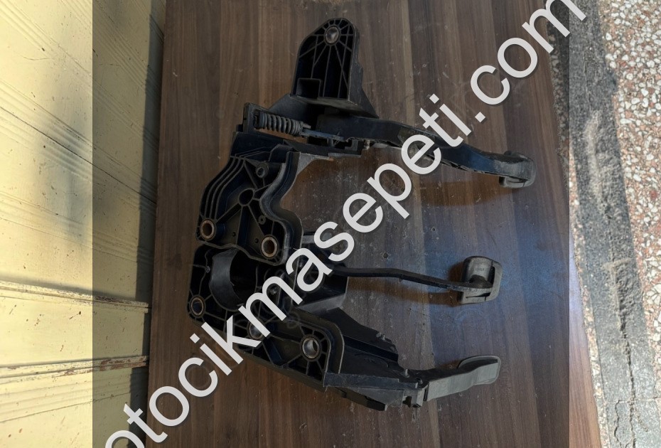 RENAULT MASTER 3 DEBRİYAJ PEDALI ORJİNAL ÇIKMA 2010-2020 MODEL