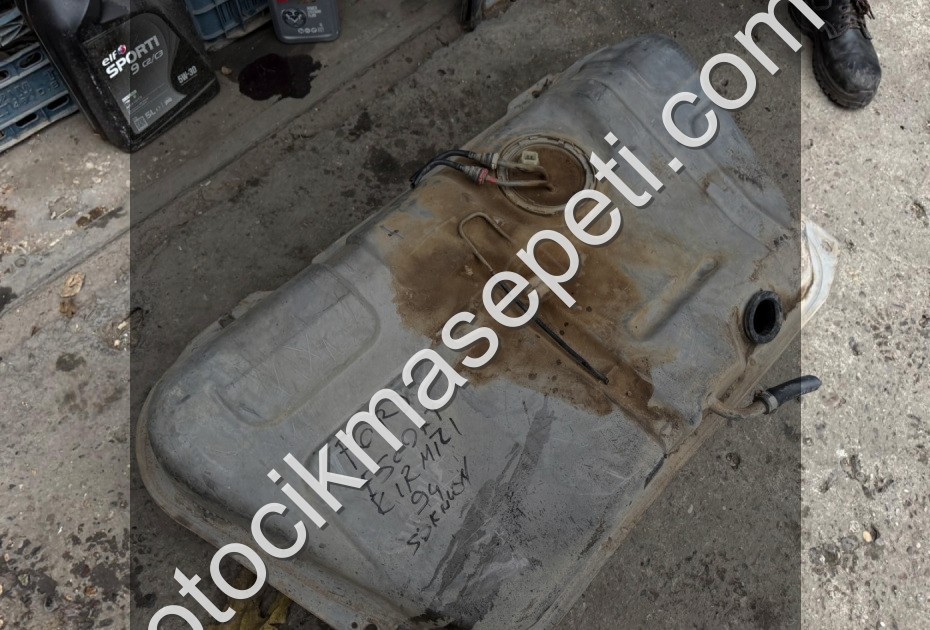 FORD ESCORT BENZİN DEPOSU 94-00 MODEL KIRMIZI ARABADAN SÖKÜLEN