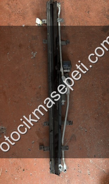 Masarati ghibli arka cam sanruf perdesi