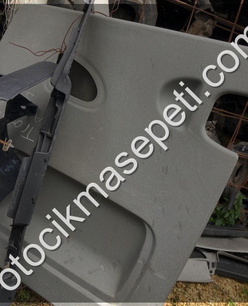 Renault Trafic arka kapı sol pilastigi