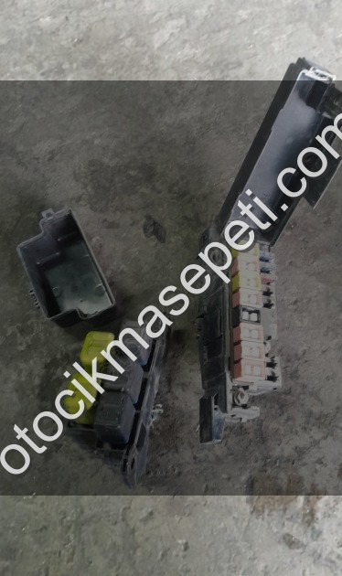 Mazda 929 sigorta kutusu