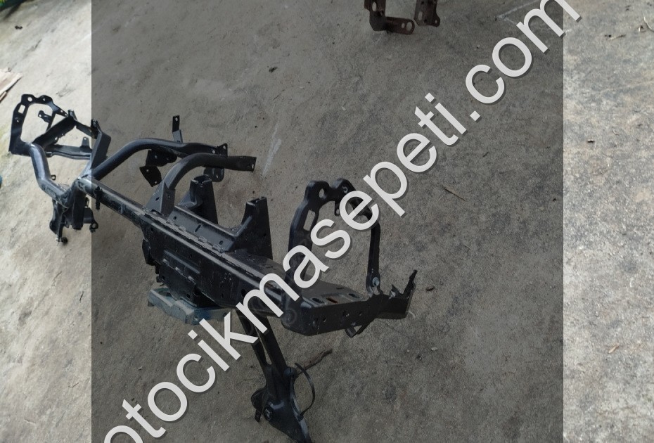 Audi A6 torpido göğüs demiri